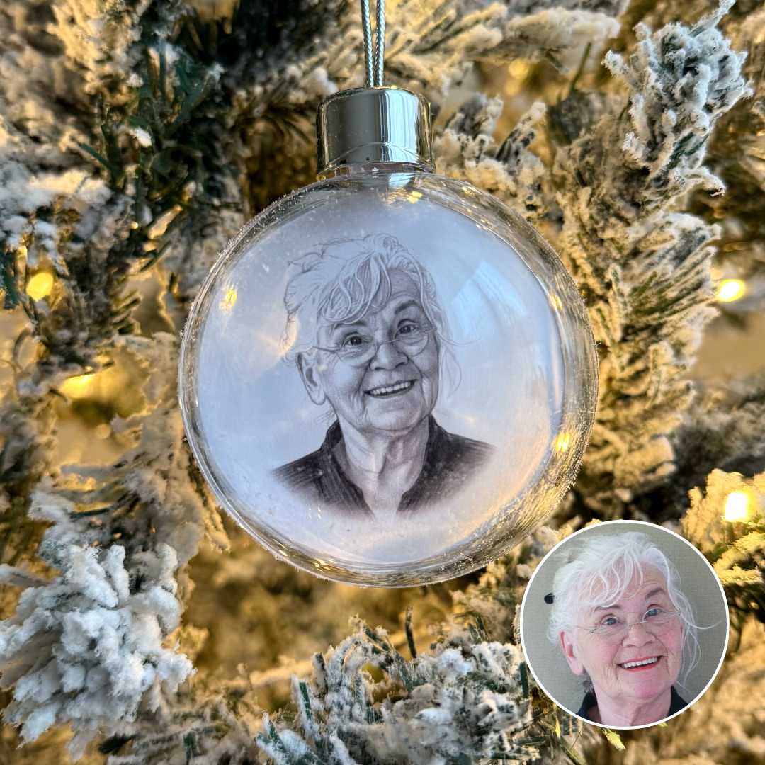 Weihnachtskugel mit Bleistiftzeichnung