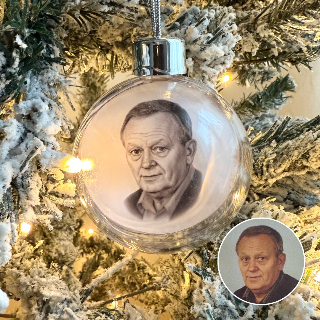 Weihnachtskugel mit Bleistiftzeichnung