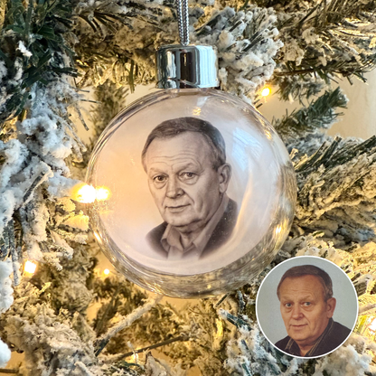 Weihnachtskugel mit Bleistiftzeichnung